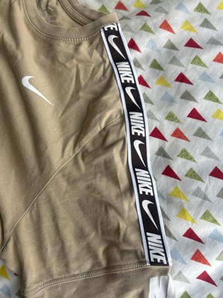 Camiseta Nike Beige con Logo Blanco (Real)