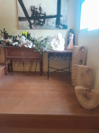 Cama de madera con colchón