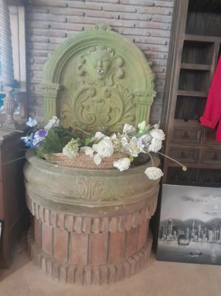 Cama de madera con colchón