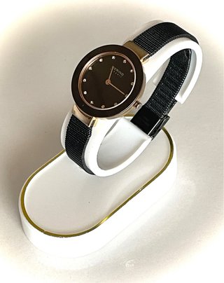 Reloj Bering Cerámica Negro y Dorado Mujer