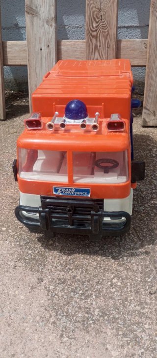 Camión de basura antiguo naranja