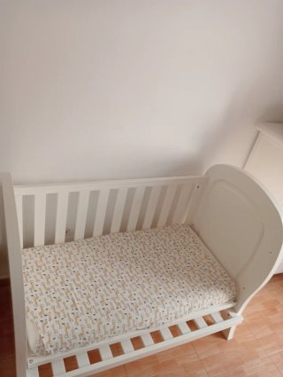 Cuna de madera blanca
