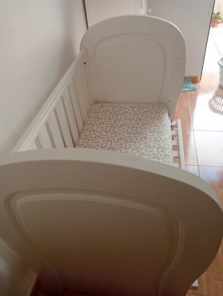 Cuna de madera blanca