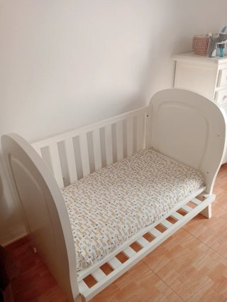 Cuna de madera blanca