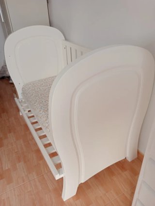 Cuna de madera blanca