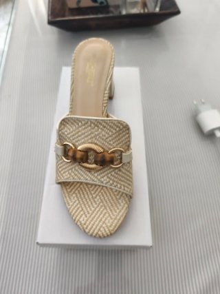 Sandalias tacón beige y dorado