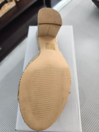 Sandalias tacón beige y dorado