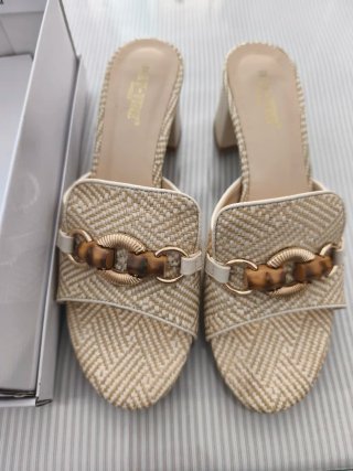 Sandalias tacón beige y dorado