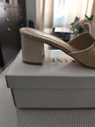 Sandalias tacón beige y dorado