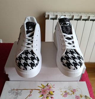 Zapatillas Blancas y Negras Talla 39
