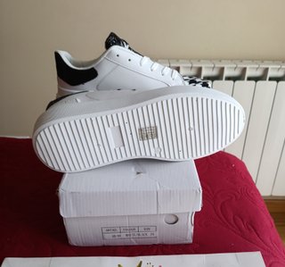 Zapatillas Blancas y Negras Talla 39