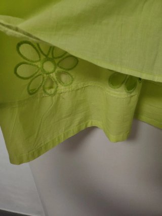 Vestido verde con flores de algodón.