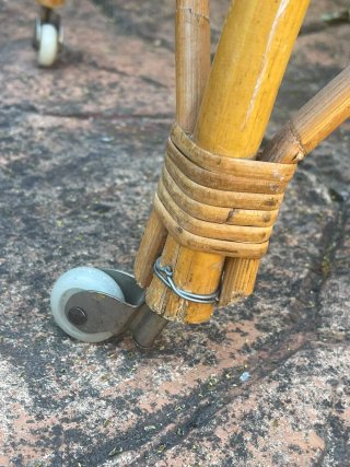 Minicuna o moisés de mimbre con ruedas