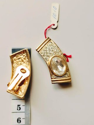 Pendientes vintage dorados con pedrería