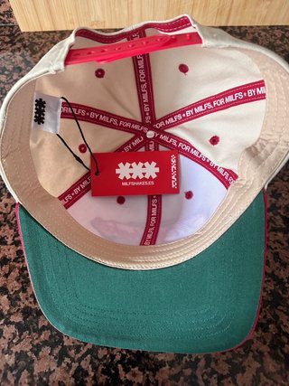Gorra Milfshakes Beige y Roja,nueva con etiqueta