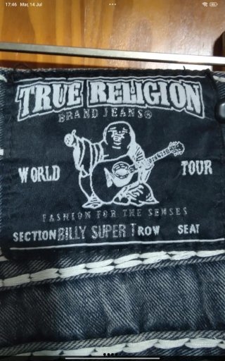 Pantalón marca True Religion USA.
