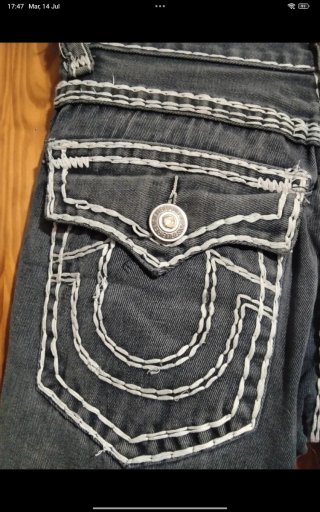 Pantalón marca True Religion USA.