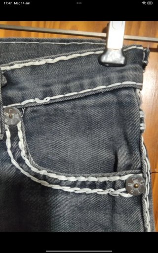 Pantalón marca True Religion USA.