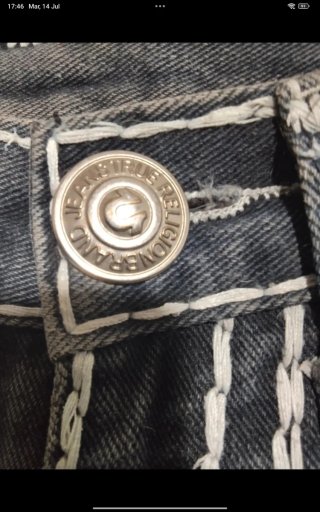 Pantalón marca True Religion USA.