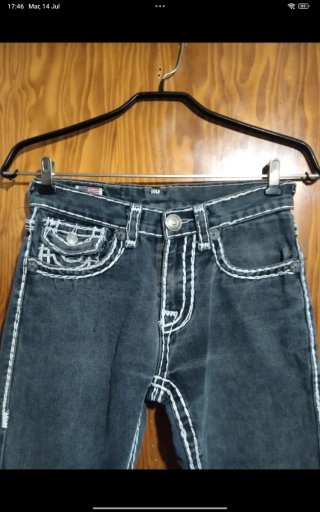 Pantalón marca True Religion USA.