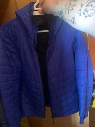 Chaqueta azul y gris con capuchas