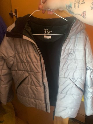 Chaqueta azul y gris con capuchas
