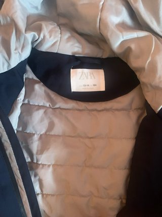 Chaqueta azul y gris con capuchas