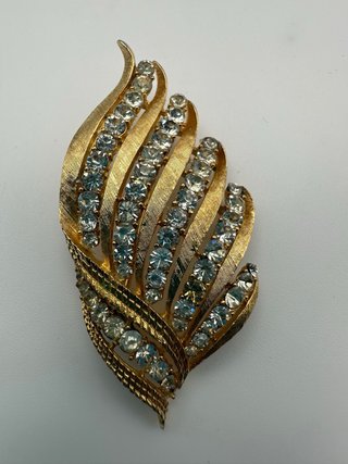 Spilla Trifari con strass dorata vintage Americana