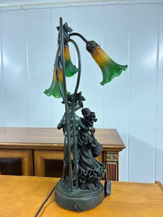 Lámpara de mesa al estilo Art Noveau