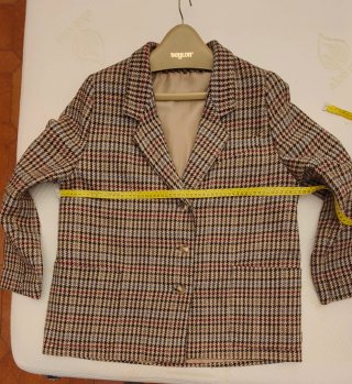 Traje de chaqueta y falda mujer de invierno.