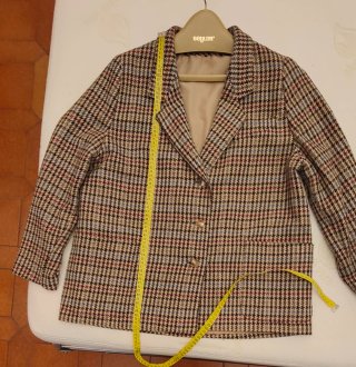 Traje de chaqueta y falda mujer de invierno.