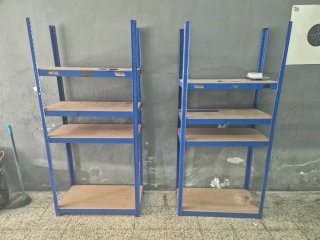 Estanterías metálicas azules y madera