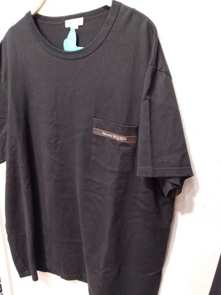 Camiseta negra de Alexander McQueen, un básico de