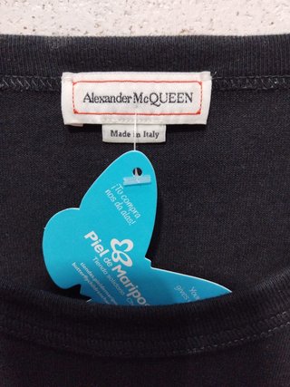 Camiseta negra de Alexander McQueen, un básico de