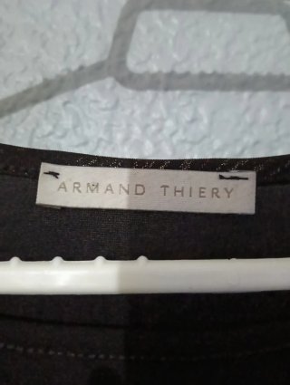 Vestido negro con detalles dorados