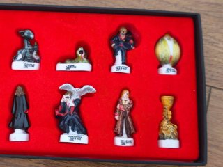 Harry Potter: Estuche de 12 Figuras de Porcelana.