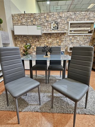 Mesa de cristal templado y 4 sillas