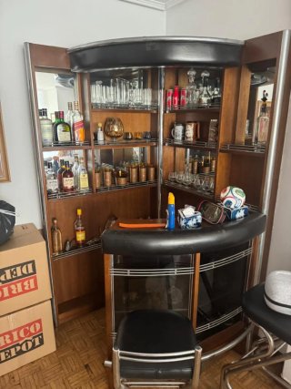 Bar con taburetes y estantes
