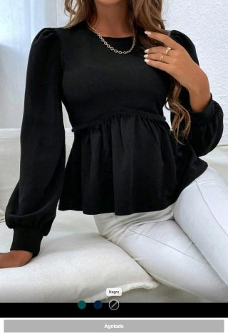 Blusa negra con volantes y mangas abullonadas
