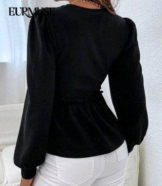 Blusa negra con volantes y mangas abullonadas
