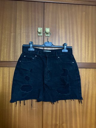 Falda vaquera negra desgastada