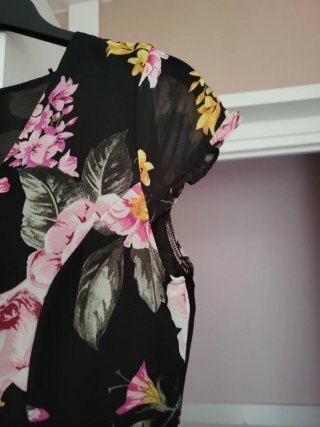 Vestido Guess floral negro y rosa