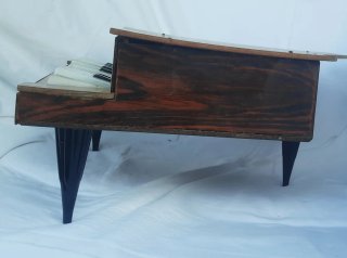 Pianoforte a coda in legno