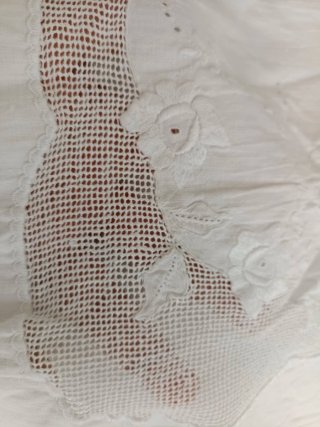 Sábana antigua bordada a mano 1952