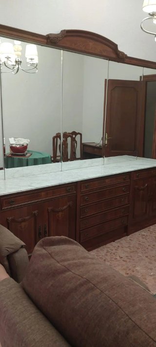 Mueble de salón de madera con espejo