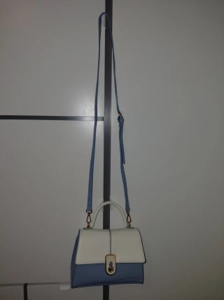 Bolso pequeño azul y blanco