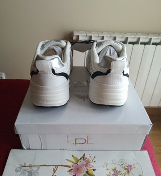 Zapatillas LPB Blancas y Plateadas Talla 41
