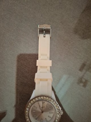 Reloj blanco con bisel plateado