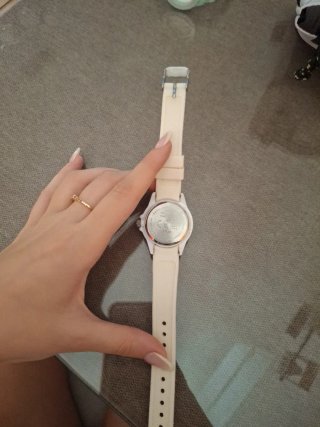 Reloj blanco con bisel plateado
