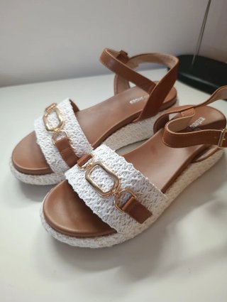 Sandalias cuña blancas y marrones